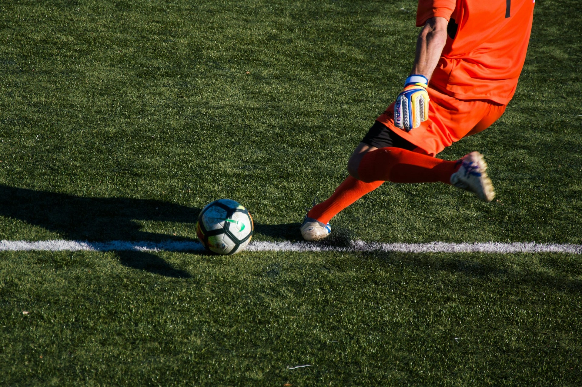 Het onderhouden van een kunstgras voetbalveld
