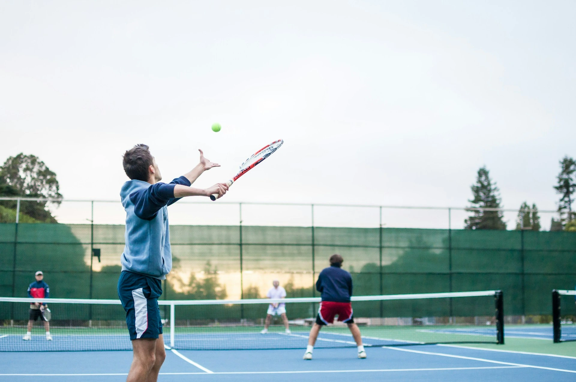 Het onderhouden van een kunstgras tennisbaan