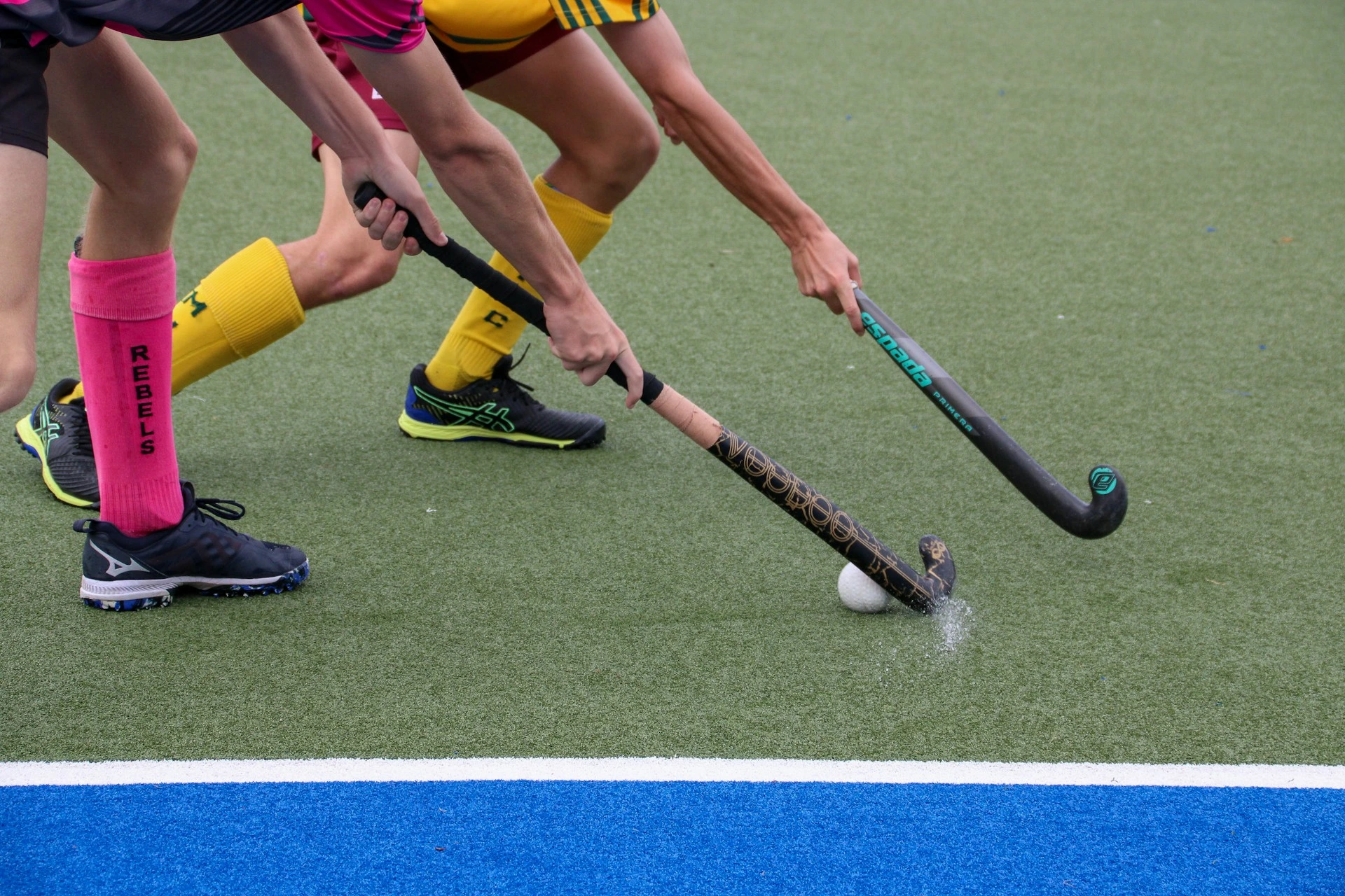 Het onderhouden van een kunstgras hockeyveld