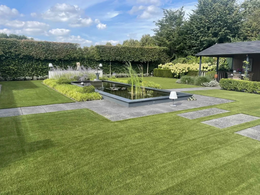 Onderhoud aan kunstgras uitvoeren zorgt voor mooi gazon