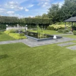 Onderhoud aan kunstgras uitvoeren zorgt voor mooi gazon